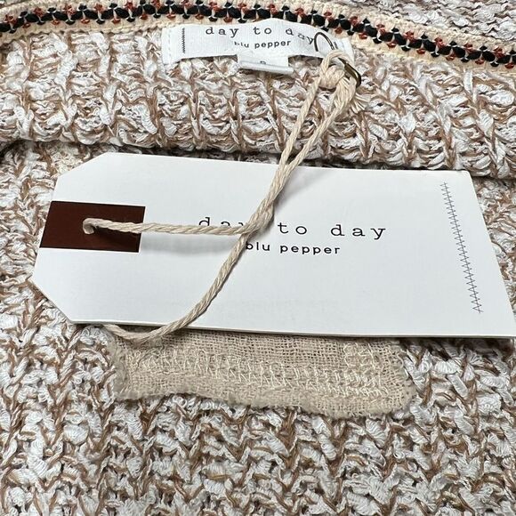 NWT Day to Day Blu Pepper V Neck Short Sleeve Oatmeal Sweater Women’s Sz Small - Picture 5 of 6